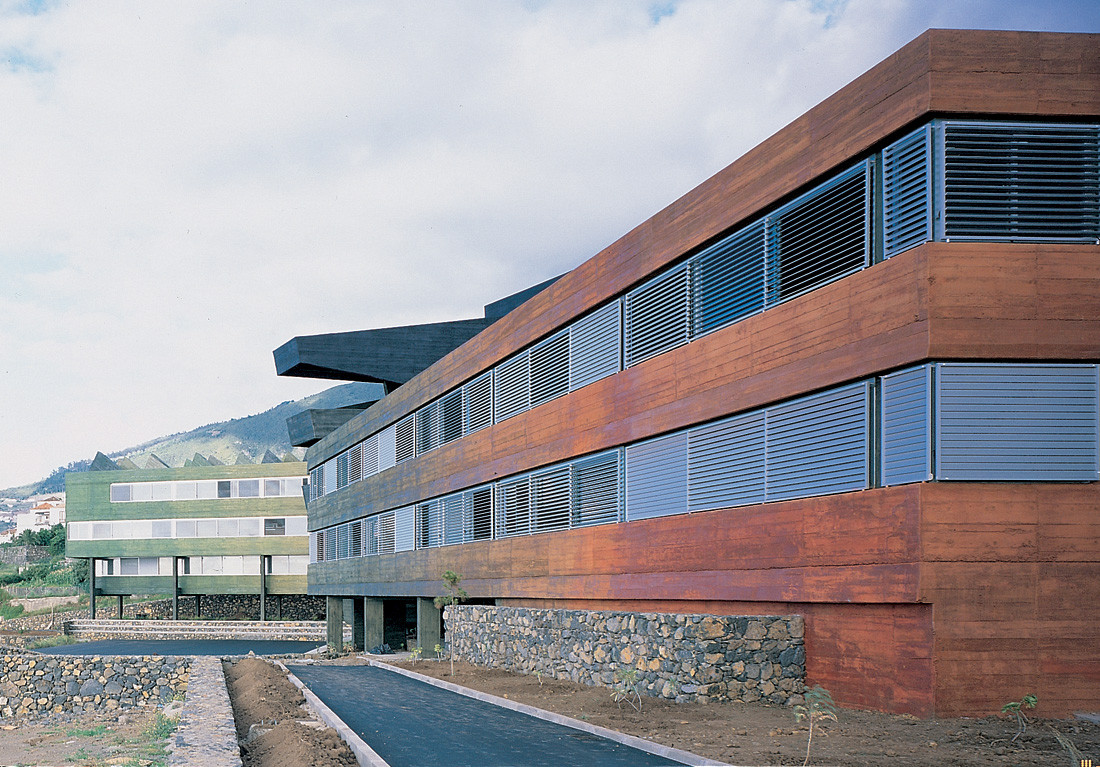 Rafael Arozarena High School  AMP arquitectos